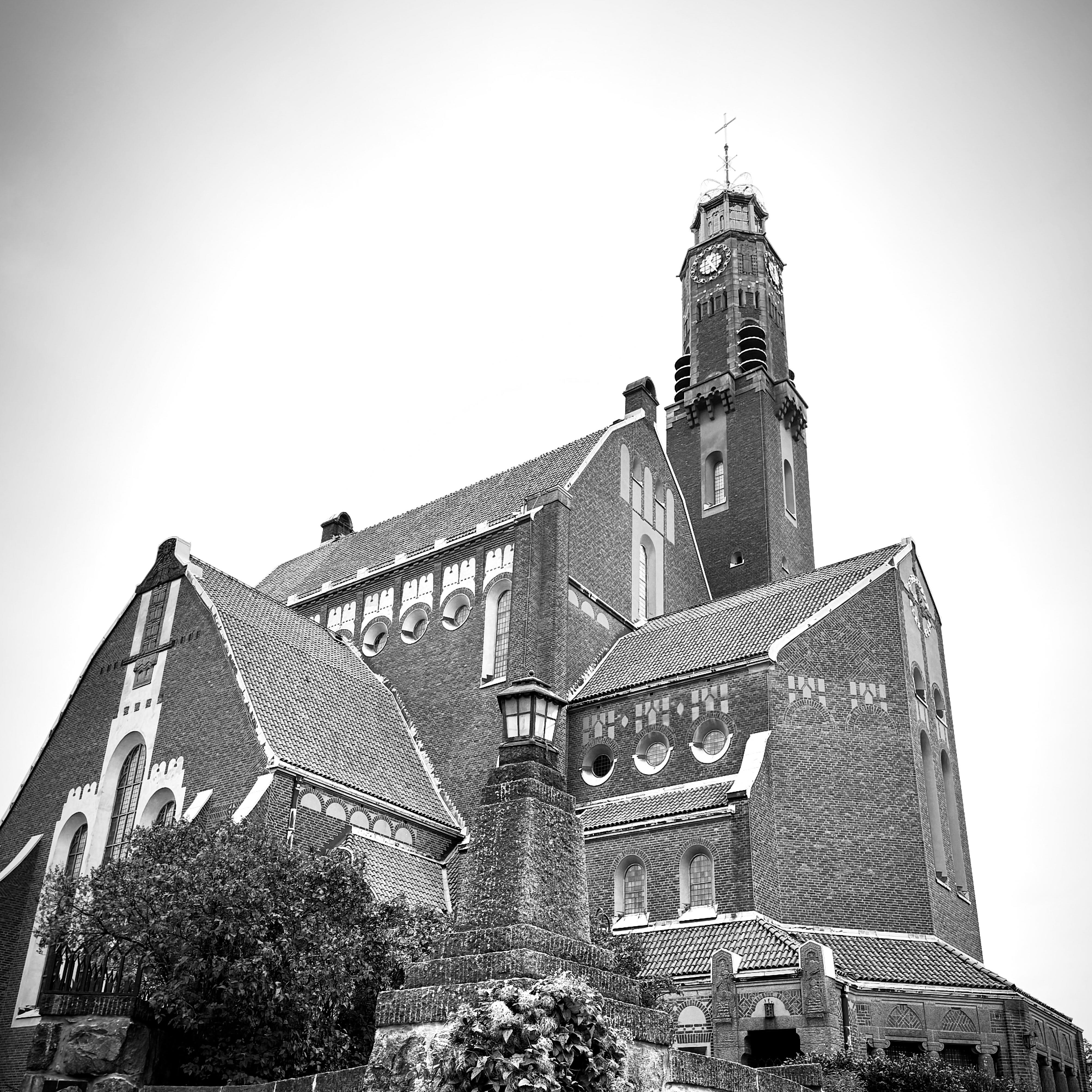 Engelbrekt Church, Stockholm. Built in 1914, with beautiful brickwork, copper details and a striking silhouette. A little architectural discovery on our walk.

#Stockholm #Engelbrektskyrkan #SwedishArchitecture #ArtNouveau #DesignTravel